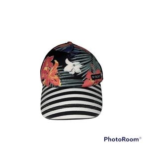 Roxy FLORAL TRUCKER SNAPBACK HAT like new